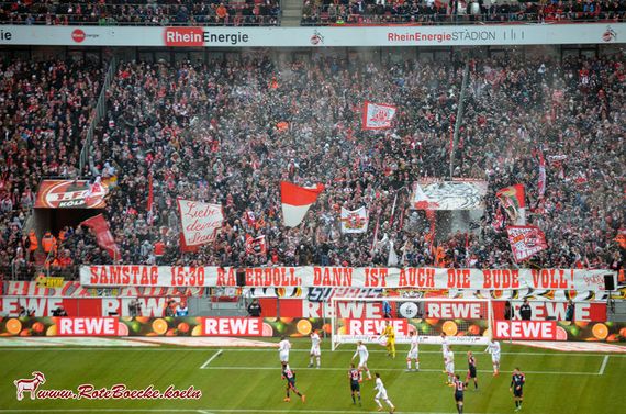 Die 15:30 Uhr Aktion in der Südkurve<br />    <button type=
