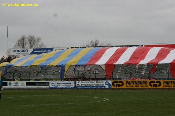 Leipzig und Halle Blockfahne beim Lok Gastspiel beim VfL Halle 96<br />    <button type=