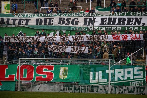 Antirassistisches Spruchband der Chemie Leipzig Fans beim Heimspiel gegen Freiberg<br />    <button type=