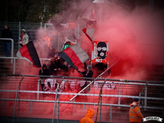 Pyroshow der SV Wehen Fans in Köln<br />    <button type=