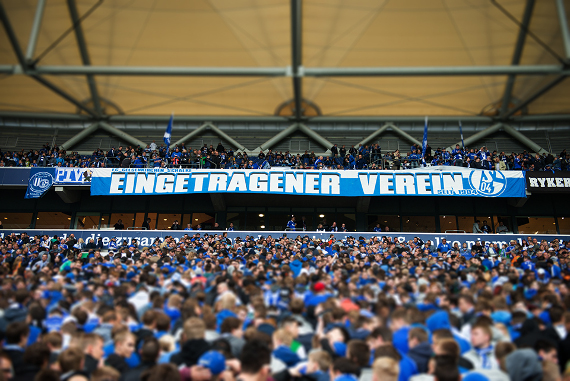 Da Schalke noch ein eingetragener Verein ist, haben die Mitglieder noch großen Einfluss<br />    <button type=