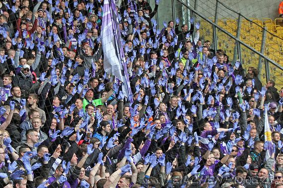 Die Gummihandschuh Aktion der Erzgebirge Aue Fans<br />    <button type=