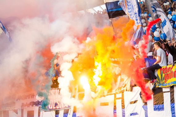 Pyroshow von HSV-Fans beim letzten Spiel in Hannover<br />    <button type=
