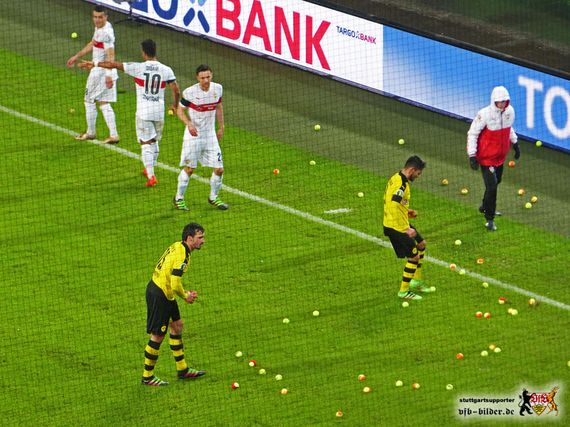 Die Tennisballaktion der BVB-Fans beim Pokalspiel. Bild: vfb-bilder.de