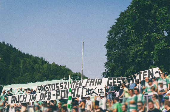 Proteste der Fans aus Block 12 für fanfreundliche Anstoßzeiten<br />    <button type=