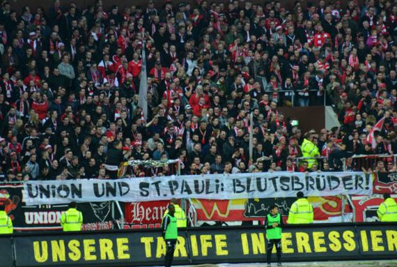 Da Aprilscherz Spruchband der Union Berlin Ultras<br />    <button type=