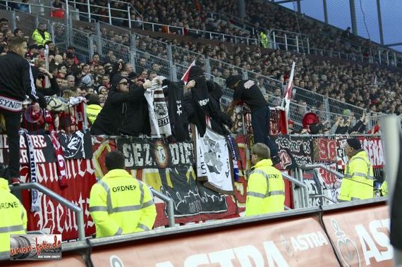 Präsentation geklauter FC St. Pauli Fanmaterialien<br />    <button type=