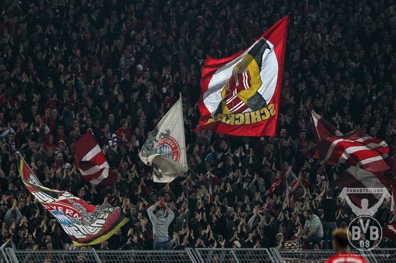 Beim Spiel in Dortmund gab es gemeinsam mit den BVB-Fans Proteste gegen Montagsspiele<br />    <button type=
