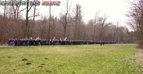 Ultras des VfB Stuttgart auf dem Fußweg zum Böllenfalltor<br />    <button type=