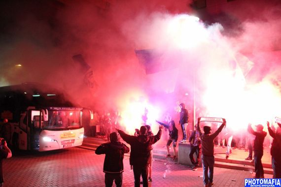 VfL Bochum Fans empfangen ihr Team nachts trotz Niederlage<br />    <button type=