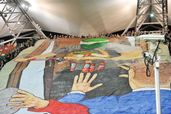 Die Blockfahne der Gästefans<br />Bild: legionisci.com“><figcaption>Die Blockfahne der Gästefans<br />Bild: legionisci.com</figcaption></figure>
            </div>

                    </article>

                <section class=