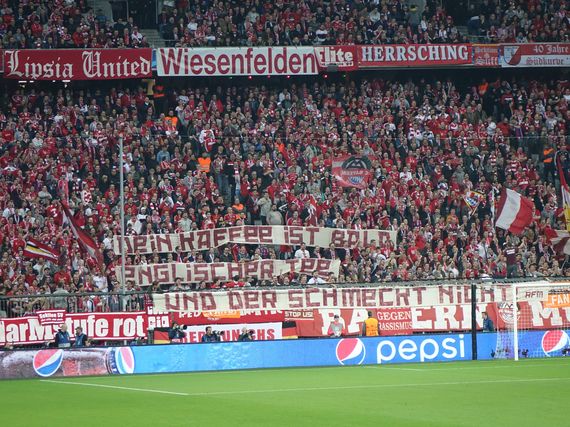 Spruchband von Red Fanatic München.<br />    <button type=