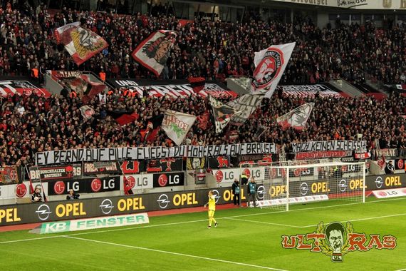 Das an Bernd Leno gerichtete Spruchband der Ultras Leverkusen<br />    <button type=