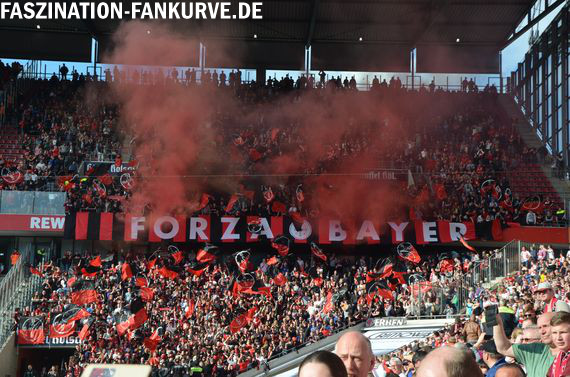 Die Pyroaktion der Bayer Leverkusen Fans<br />    <button type=