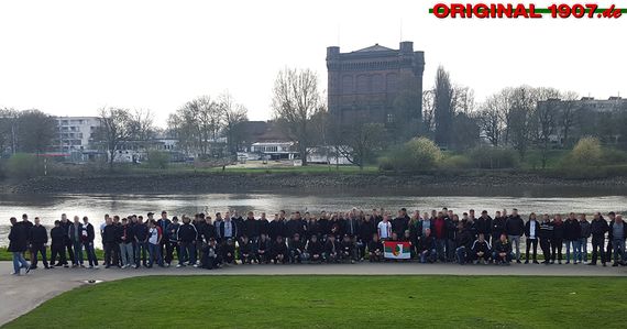 Mobfoto der FC Augsburg Fans auf dem Weg zum Weserstadion<br />    <button type=