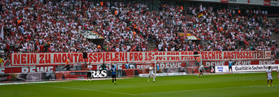 Auch im Stadion machen die Coloniacs gegen Montagsspiele mobil<br />    <button type=