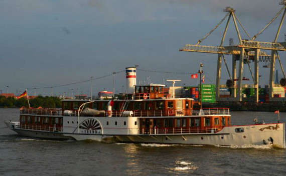 USP organisiert Schifffahrt durch den Hamburger Hafen<br />    <button type=
