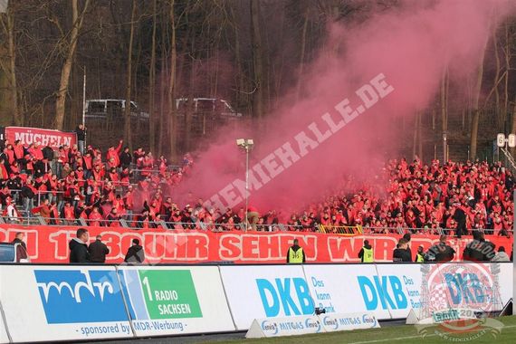 Die Pyroaktion der HFC-Fans in Aue.<br />Bild: ChemieHalle.de”><figcaption>Die Pyroaktion der HFC-Fans in Aue.<br />Bild: ChemieHalle.de</figcaption></figure>
<figure><img decoding=