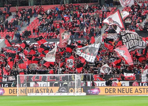 Die Bayer Leverkusen Fans beim heutigen Heimspiel gegen Frankfurt<br />    <button type=