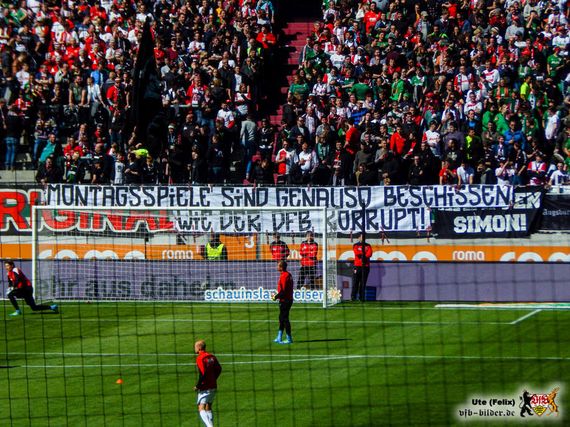 Spruchband der FC Augsburg Fans gegen den DFB und gegen Montagsspiele<br />    <button type=