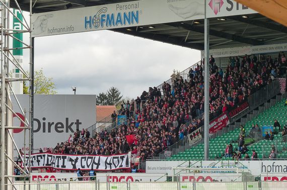 Die Gästefans aus Düsseldorf<br />    <button type=