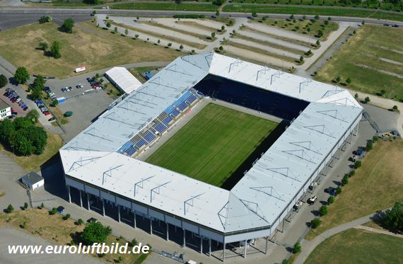 Am Gästeblock des Heinz-Krügel-Stadion wurden zahlreiche Gitter aufgebaut<br />    <button type=