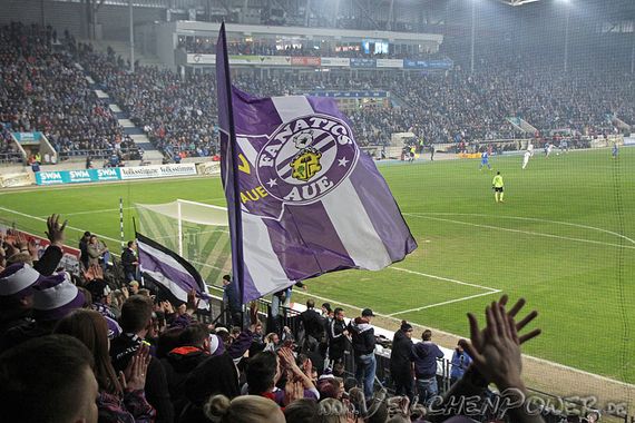 Die Aue Fans in Magdeburg.<br />Bild: Veilchenpower.de”><figcaption>Die Aue Fans in Magdeburg.<br />Bild: Veilchenpower.de</figcaption></figure>
<figure><img decoding=