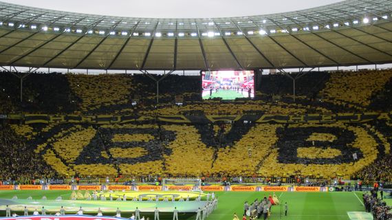 Choreografien lassen sich auf der Osttribüne leichter durchführen, wie hier 2014 von den BVB-Fans<br />    <button type=