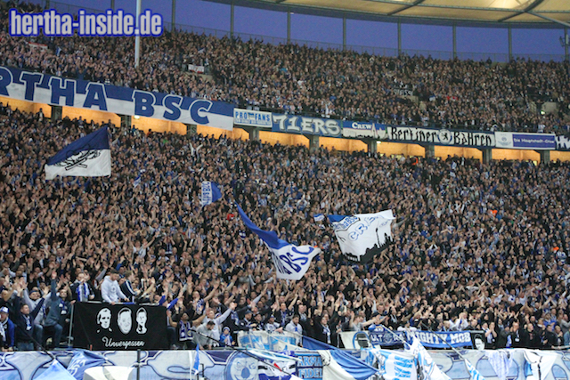 Oben rechts hing die Hauptstadt-Crew Zaunfahne noch beim Heimspiel gegen den BVB<br />    <button type=