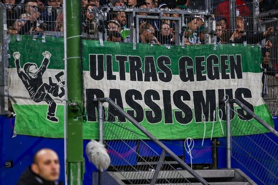 Auch diese Zaunfahne wurde noch abgehangen<br />    <button type=