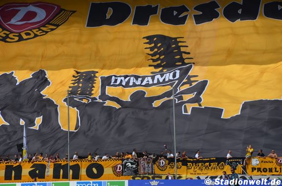 Der Dynamo Fan verfolgte das Spiel im K-Block<br />    <button type=
