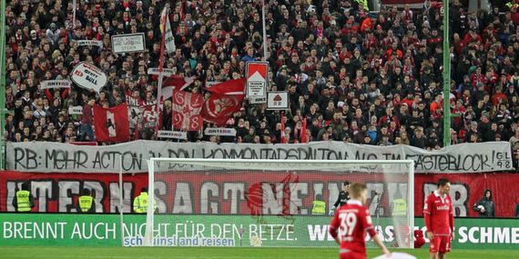 Spruchband zu den Aktivitäten der RB Leipzig Anhänger<br />    <button type=