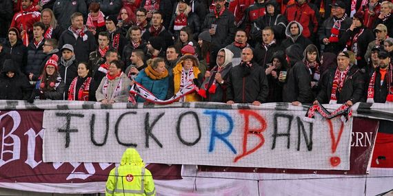 Orban zog den Zorn der FCK-Fans auf sich<br />    <button type=