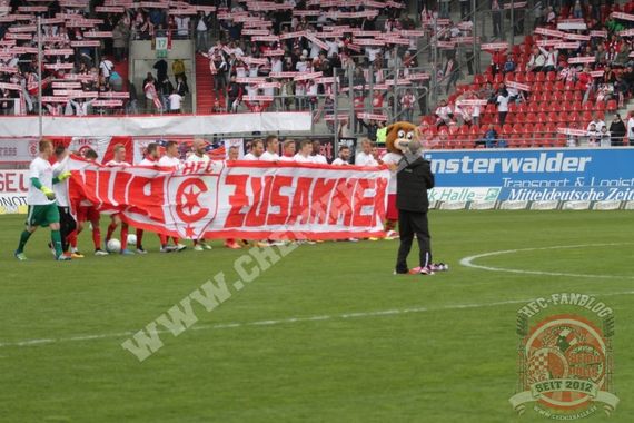 Auch die Spieler liefen in weißen Shirts und mit einem Nur Zusammen Plakat auf<br />    <button type=