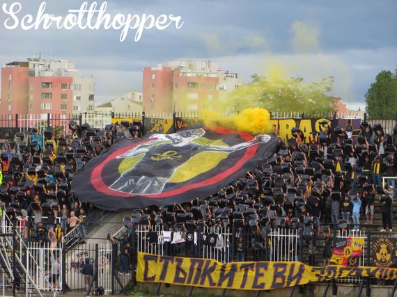 Die Kurvenshow der Gästefans<br />Bild: schrotthopper.wordpress.com“><figcaption>Die Kurvenshow der Gästefans<br />Bild: schrotthopper.wordpress.com</figcaption></figure>
<figure><img decoding=