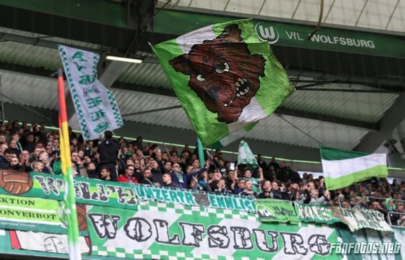 Beim Heimspiel gegen Augsburg waren die Schwenkfahnen der aktiven Fanszene wieder erlaubt<br />    <button type=