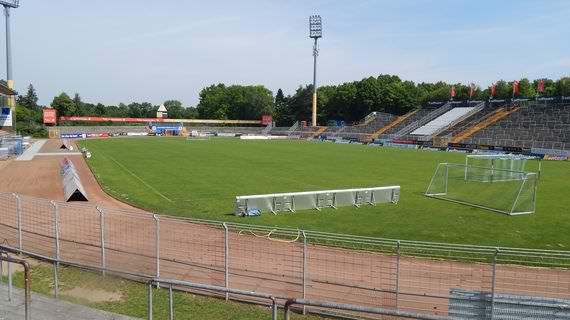 SGE Fans sollen nicht nur dem Stadion sondern auch der Innenstadt in Darmstadt fernbleiben<br />    <button type=