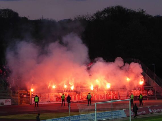 Die Pyroshow der Gästefans. Bild: misterrobo77