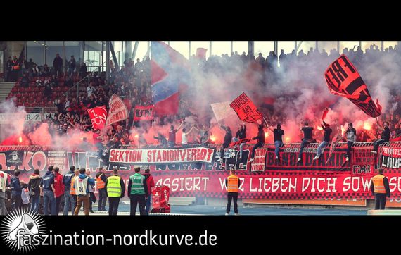 Die zweite Pyroshow von Ultras des 1. FC Nürnberg in Braunschweig<br />    <button type=