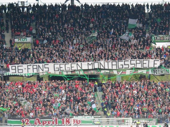 Hannover 96 und Schalke 04 Fans sprachen sich gegen Montagsspiele aus.<br />    <button type=