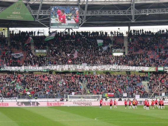 Hannover 96 Fans wünschen sich nach dem Abstieg einen Neuanfang<br />    <button type=