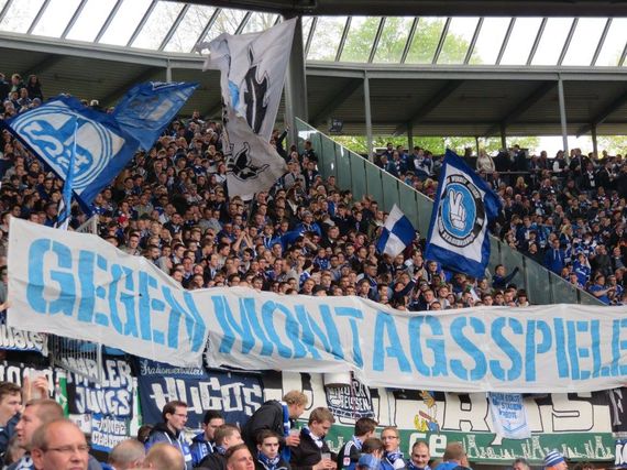 Bei Hannover 96 gegen Schalke 04 zeigten beide Fanlager Plakate gegen Montagsspiele<br />    <button type=