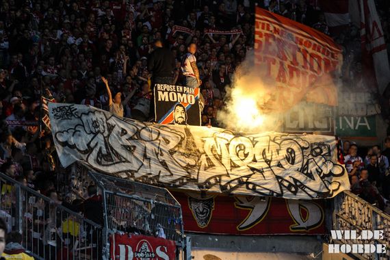 Kölner Ultras gedachten verstorbenem Fotografen der Supras Auteuil<br />    <button type=