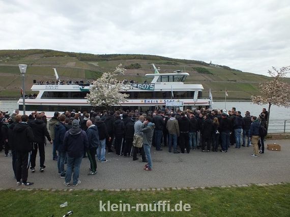 Die Fanszene von Preußen Münster fuhr am Freitag mit dem Schiff nach Wiesbaden.<br />    <button type=