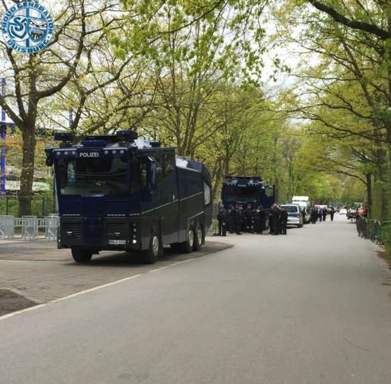 Nach Abpfiff wurde der Wasserwerfer gegen Fortuna Fans eingesetzt<br />    <button type=