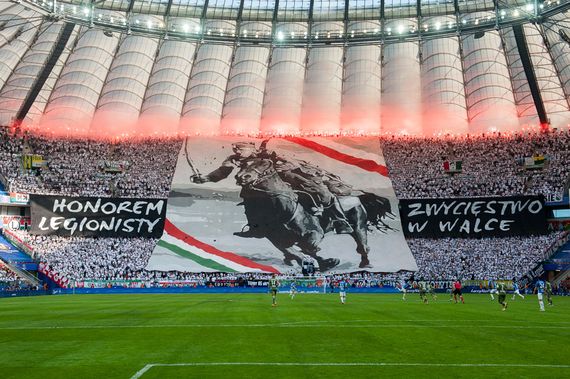 Weitere Choreografie und Pyroaktion der Legia Fans.<br />Bild: legionisci.com“><figcaption>Weitere Choreografie und Pyroaktion der Legia Fans.<br />Bild: legionisci.com</figcaption></figure>
<figure><img decoding=
