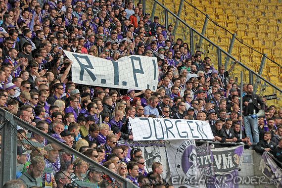 Spruchband im Gästeblock in Gedenken an verstorbenen Dynamo Fans<br />    <button type=