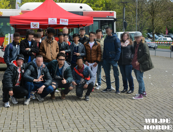 Flüchtlinge zu Gast vor der Südkurve<br />    <button type=