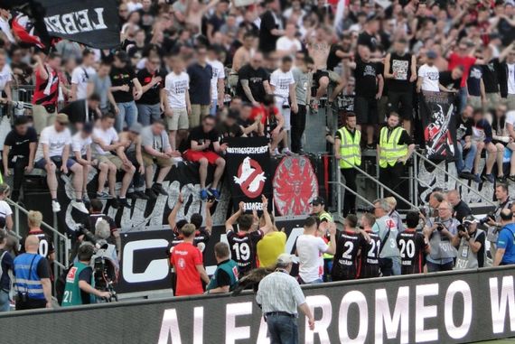 Nach dem Spiel wurde die Mannschaft von der Nordwestkurve gefeiert. Bild: Eintracht-Online.net