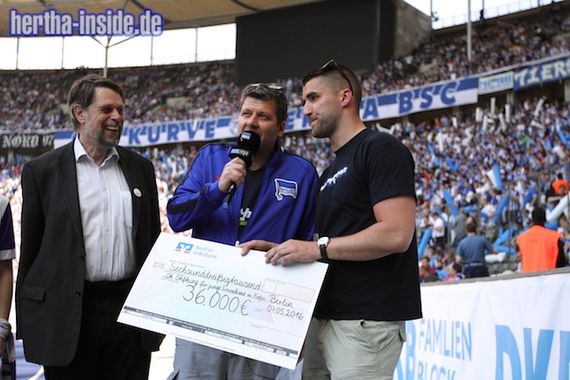 Die Harlekins Berlin haben einen Scheck in Höhe von 36.000 Euro übergeben<br />    <button type=